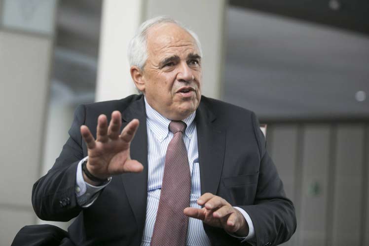 Critican política exterior de Colombia tras renuncia de canciller