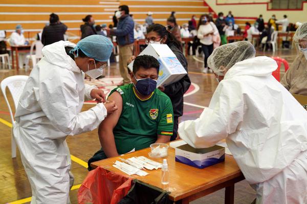 Presidente niega que vacunación contra el COVID-19 esté en riesgo y exhorta a que gobiernos subnacionales acaben las dosis