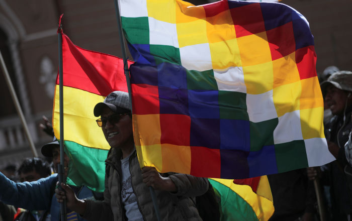 Académico: La región vive oleada de descolonización que tiene como referentes a la Wiphala y el Estado Plurinacional