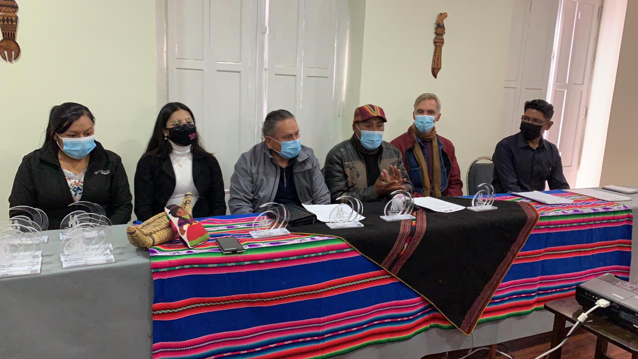 Expositores invitan a una feria para conocer la oferta hotelera de Copacabana