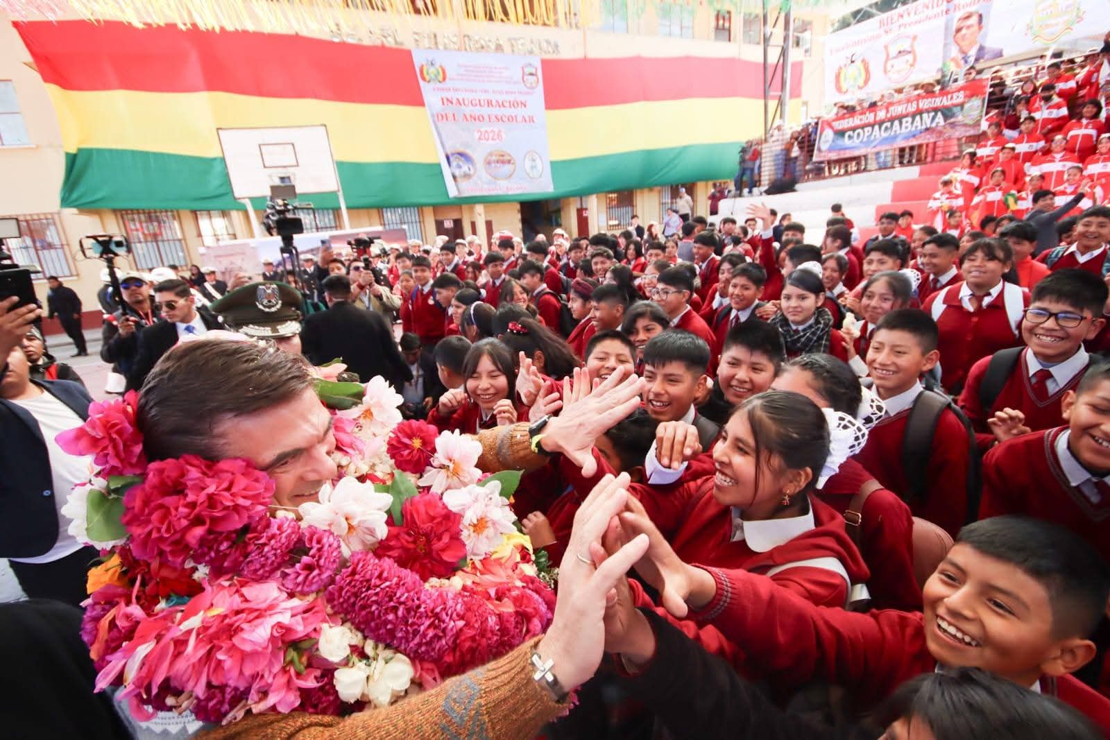Con acto central en Copacabana, el presidente Rodrigo Paz da inicio a la gestión escolar 2026